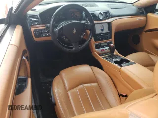 2009 Maserati GranTurismo z VIN ZAMGJ45A790044249, wystawiony jako Copart lot #60431895 z przebiegiem 37 955 mil mil oraz Czysty tytuł • Clean title. Historia ofert i sprzedaży dostępna na DreamBid. Obrazek 8.