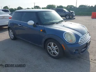 2011 MINI Hardtop z VIN WMWSU3C54BTX95896, wystawiony jako IAAI lot #42467612 z przebiegiem 106 202 mil mil oraz . Historia ofert i sprzedaży dostępna na DreamBid. Obrazek 1.