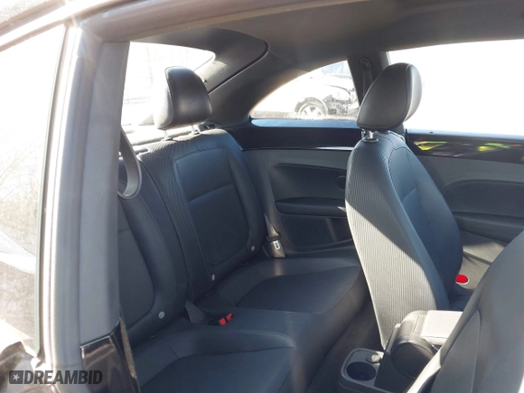 2012 Volkswagen Beetle 2.5L w/Sun/Sound/Nav PZEV with VIN 3VWHP7AT1CM652074, listed as a IAAI auction lot 41374829 with 1 mi miles. Bid and sale history available at carsss.com. Image 8.