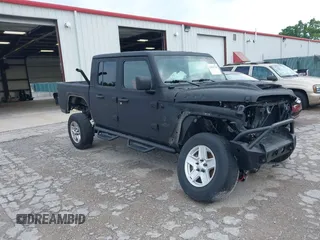2021 Jeep Gladiator Sport S z VIN 1C6JJTAG9ML604950, wystawiony jako IAAI lot #39912720 z przebiegiem 34 640 mil mil oraz . Historia ofert i sprzedaży dostępna na DreamBid. Obrazek 1.
