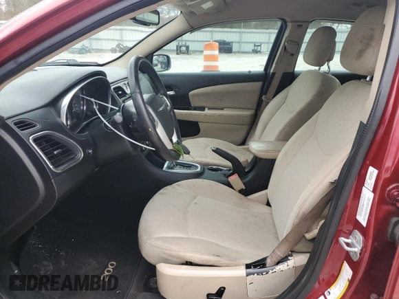 2014 Chrysler 200 Touring z VIN 1C3CCBBB2EN102221, wystawiony jako Copart lot #47847985 z przebiegiem 141 912 mil mil oraz Szkody całkowita. Historia ofert i sprzedaży dostępna na DreamBid. Obrazek 7.
