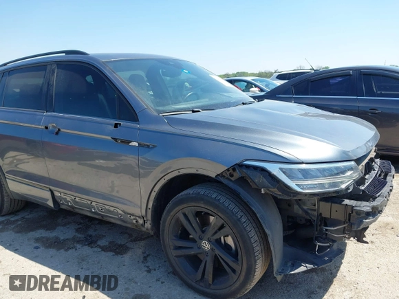 2023 Volkswagen Tiguan SE R-Line Black z VIN 3VVCB7AX1PM057201, wystawiony jako IAAI lot #41977239 z przebiegiem 84 840 mil mil oraz . Historia ofert i sprzedaży dostępna na DreamBid. Obrazek 6.
