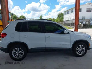 2015 Volkswagen Tiguan S z VIN WVGAV7AX5FW566666, wystawiony jako IAAI lot #40416569 z przebiegiem 76 846 mil mil oraz . Historia ofert i sprzedaży dostępna na DreamBid. Obrazek 13.