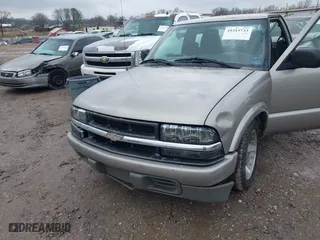 2000 Chevrolet S-10 LS with VIN 1GCCS14W2Y8168652, listed as a IAAI auction lot 41515733 with 263,672 mi miles. Bid and sale history available at carsss.com. Image 6.