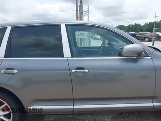 2005 Porsche Cayenne Turbo z VIN WP1AC29P25LA90019, wystawiony jako IAAI lot #42295764 z przebiegiem 164 927 mil mil oraz . Historia ofert i sprzedaży dostępna na DreamBid. Obrazek 13.