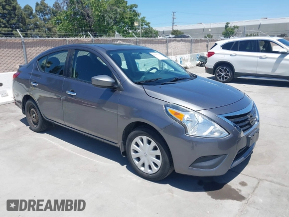 2016 Nissan Versa S z VIN 3N1CN7AP6GL878986, wystawiony jako IAAI lot #42317275 z przebiegiem 124 426 mil mil oraz . Historia ofert i sprzedaży dostępna na DreamBid. Obrazek 1.