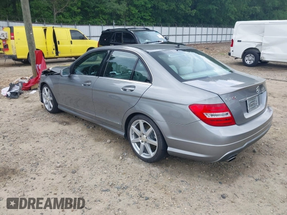 2014 Mercedes-Benz C 250 Sport z VIN WDDGF4HB6EA942040, wystawiony jako IAAI lot #42290082 z przebiegiem 91 327 mil mil oraz . Historia ofert i sprzedaży dostępna na DreamBid. Obrazek 3.