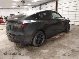 2025 Tesla Model Y Long Range z VIN 7SAYGDED3SF269554, wystawiony jako IAAI lot #41363465 z przebiegiem 883 mil mil oraz . Historia ofert i sprzedaży dostępna na DreamBid. Obrazek 4.