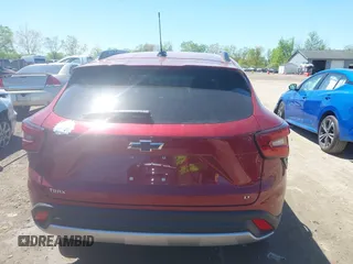 2025 Chevrolet Trax LT z VIN KL77LHEP0SC028907, wystawiony jako IAAI lot #42219544 z przebiegiem 4 916 mil mil oraz . Historia ofert i sprzedaży dostępna na DreamBid. Obrazek 16.