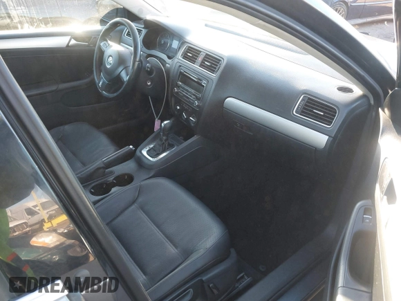 2014 Volkswagen Jetta SE z VIN 3VWD17AJ1EM285792, wystawiony jako IAAI lot #41652684 z przebiegiem 169 929 mil mil oraz . Historia ofert i sprzedaży dostępna na DreamBid. Obrazek 5.