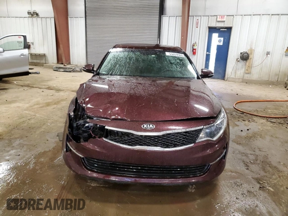 2017 Kia Optima LX z VIN 5XXGT4L3XHG142837, wystawiony jako Copart lot #55059965 z przebiegiem 135 651 mil mil oraz Szkoda całkowita • Salvage title. Historia ofert i sprzedaży dostępna na DreamBid. Obrazek 5.