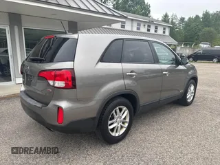 2014 Kia Sorento LX z VIN 5XYKTCA69EG542686, wystawiony jako IAAI lot #42475453 z przebiegiem 128 962 mil mil oraz . Historia ofert i sprzedaży dostępna na DreamBid. Obrazek 4.