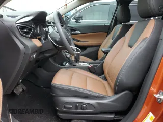 2022 Buick Encore GX Essence z VIN KL4MMFSL9NB021080, wystawiony jako Copart lot #42240785 z przebiegiem 38 164 mil mil oraz Czysty tytuł • Clean title. Historia ofert i sprzedaży dostępna na DreamBid. Obrazek 7.