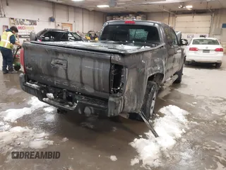 2022 Toyota Tacoma SR z VIN 3TYSX5EN1NT014066, wystawiony jako IAAI lot #41509622 z przebiegiem 32 638 mil mil oraz . Historia ofert i sprzedaży dostępna na DreamBid. Obrazek 4.