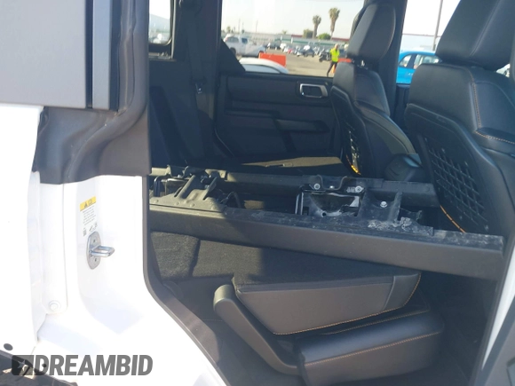 2024 Ford Bronco Badlands z VIN 1FMEE9BP5RLA09693, wystawiony jako IAAI lot #42146875 z przebiegiem 5 806 mil mil oraz . Historia ofert i sprzedaży dostępna na DreamBid. Obrazek 8.