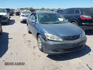 2004 Toyota Camry LE z VIN 4T1BE32K74U915657, wystawiony jako IAAI lot #41837915 z przebiegiem 260 096 mil mil oraz . Historia ofert i sprzedaży dostępna na DreamBid. Obrazek 1.