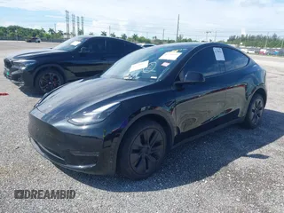 2024 Tesla Model Y z VIN 7SAYGDED6RF191135, wystawiony jako IAAI lot #41790922 z przebiegiem 17 154 mil mil oraz . Historia ofert i sprzedaży dostępna na DreamBid. Obrazek 2.
