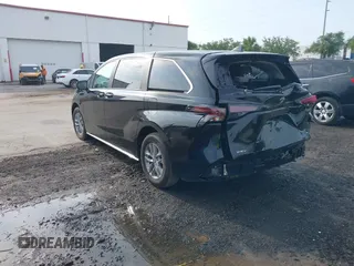2025 Toyota Sienna LE z VIN 5TDKRKEC0SS237116, wystawiony jako IAAI lot #42384873 z przebiegiem 9 943 mil mil oraz . Historia ofert i sprzedaży dostępna na DreamBid. Obrazek 3.
