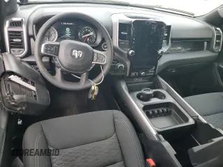 2025 Ram 1500 Big Horn с VIN 1C6RREFP6SN612912, выставлен на аукционе Copart как лот 51626725 с пробегом 3 886 миль миль и Списание • Salvage title. История ставок и продаж доступна на DreamBid. Изображение 8.
