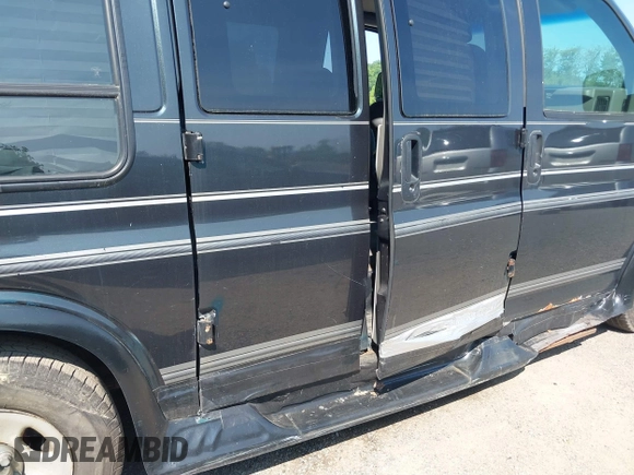 2003 Chevrolet Express Passenger z VIN 1GBFG15X731183644, wystawiony jako IAAI lot #42412871 z przebiegiem 162 202 mil mil oraz . Historia ofert i sprzedaży dostępna na DreamBid. Obrazek 12.