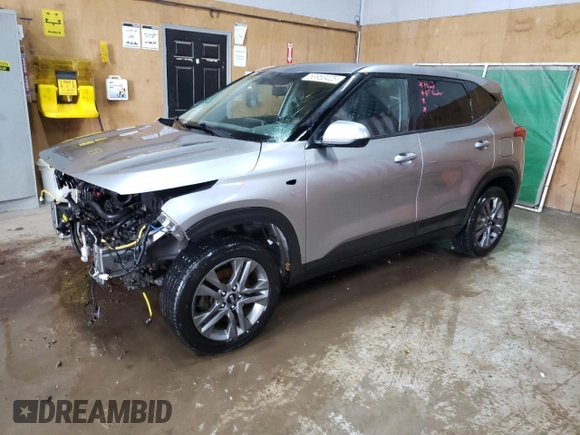 2021 Kia Seltos LX z VIN KNDEPCAA0M7044622, wystawiony jako Copart lot #53963425 z przebiegiem 94 248 mil mil oraz Szkoda całkowita • Salvage title. Historia ofert i sprzedaży dostępna na DreamBid. Obrazek 1.