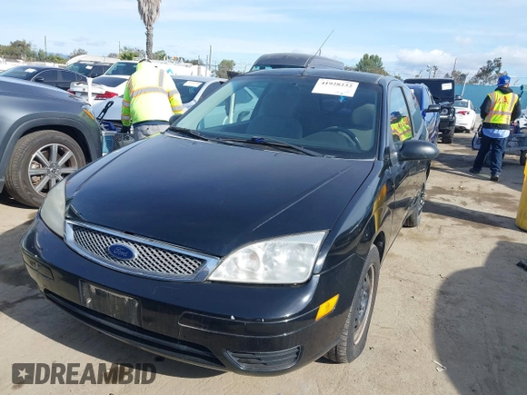 2007 Ford Focus S with VIN 1FAFP31N87W198745, listed as a IAAI auction lot 41928232 with 117,667 mi miles and . Bid and sale history available at carsss.com. Image 2.