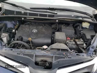 2018 Toyota Sienna LE z VIN 5TDJZ3DC8JS198972, wystawiony jako Copart lot #48786135 z przebiegiem 125 781 mil mil oraz Szkoda całkowita • Salvage title. Historia ofert i sprzedaży dostępna na DreamBid. Obrazek 16.