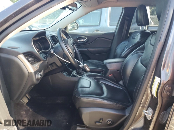 2017 Jeep Cherokee Limited z VIN 1C4PJLDB8HW522411, wystawiony jako Copart lot #55209455 z przebiegiem 216 690 mil mil oraz Szkoda całkowita • Salvage title. Historia ofert i sprzedaży dostępna na DreamBid. Obrazek 7.