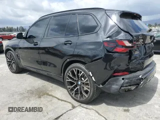 2024 BMW X5 sDrive40i z VIN 5UX13EU01R9V06527, wystawiony jako Copart lot #54611085 z przebiegiem 13 886 mil mil oraz Szkoda całkowita • Salvage title. Historia ofert i sprzedaży dostępna na DreamBid. Obrazek 2.