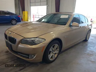2013 BMW 5 Series 528i xDrive z VIN WBAXH5C59DDW13998, wystawiony jako IAAI lot #42239659 z przebiegiem 190 682 mil mil oraz . Historia ofert i sprzedaży dostępna na DreamBid. Obrazek 2.