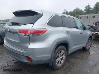 2016 Toyota Highlander LE with VIN 5TDBKRFH7GS281290, listed as a IAAI auction lot 41937323 with 86,135 mi miles. Bid and sale history available at carsss.com. Image 4.