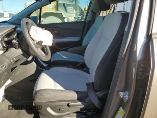 2020 Chevrolet Trax LS z VIN KL7CJKSB3LB347638, wystawiony jako Copart lot #82097714 z przebiegiem Nie podano mil oraz Szkoda całkowita • Salvage title. Historia ofert i sprzedaży dostępna na DreamBid. Obrazek 7.