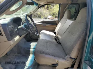 2005 Ford F-250 XL z VIN 1FTSX20P45EC42118, wystawiony jako Copart lot #56605955 z przebiegiem 243 932 mil mil oraz Szkoda całkowita • Salvage title. Historia ofert i sprzedaży dostępna na DreamBid. Obrazek 7.