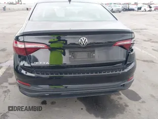 2024 Volkswagen Jetta Sport z VIN 3VWBM7BU0RM050426, wystawiony jako IAAI lot #42213683 z przebiegiem 29 940 mil mil oraz . Historia ofert i sprzedaży dostępna na DreamBid. Obrazek 16.