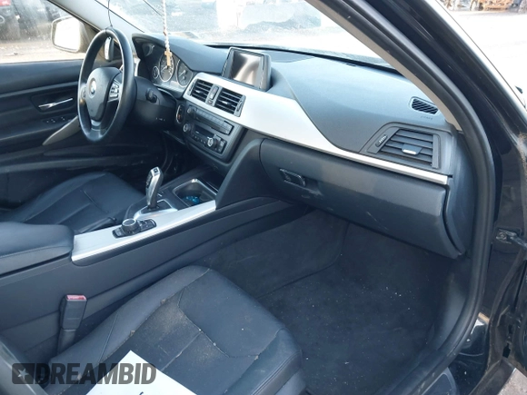 2013 BMW 3 Series 320i xDrive z VIN WBA3C3C52DF981204, wystawiony jako IAAI lot #41731595 z przebiegiem 82 514 mil mil oraz . Historia ofert i sprzedaży dostępna na DreamBid. Obrazek 5.