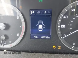 2017 Hyundai Sonata SE z VIN 5NPE24AF7HH556136, wystawiony jako IAAI lot #42134580 z przebiegiem 64 333 mil mil oraz . Historia ofert i sprzedaży dostępna na DreamBid. Obrazek 15.