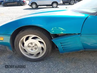1993 Chevrolet Corvette z VIN 1G1YY33P4P5115339, wystawiony jako IAAI lot #42282352 z przebiegiem 90 578 mil mil oraz . Historia ofert i sprzedaży dostępna na DreamBid. Obrazek 18.