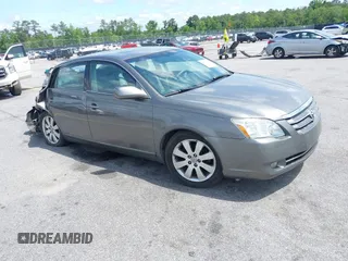 2007 Toyota Avalon XL z VIN 4T1BK36B17U172307, wystawiony jako IAAI lot #42199032 z przebiegiem 169 660 mil mil oraz . Historia ofert i sprzedaży dostępna na DreamBid. Obrazek 1.
