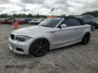 2008 BMW 1 Series 135i z VIN WBAUN93588VF55033, wystawiony jako Copart lot #57423505 z przebiegiem 148 803 mil mil oraz Tytuł czysty. Historia ofert i sprzedaży dostępna na DreamBid. Obrazek 1.