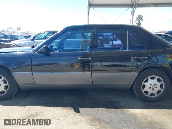 1993 Mercedes-Benz 400 E z VIN WDBEA34E6PB942402, wystawiony jako IAAI lot #41855899 z przebiegiem 124 065 mil mil oraz . Historia ofert i sprzedaży dostępna na DreamBid. Obrazek 14.