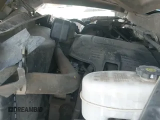 2015 Chevrolet Silverado 2500HD z VIN 1GB0CUEG7FZ127423, wystawiony jako IAAI lot #43105015 z przebiegiem 230 965 mil mil oraz . Historia ofert i sprzedaży dostępna na DreamBid. Obrazek 19.