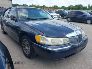 2000 Lincoln Town Car Signature с VIN 1LNHM82W0YY769601, выставлен на аукционе IAAI как лот 42534431 с пробегом 165 286 миль миль и . История ставок и продаж доступна на DreamBid. Изображение 1.