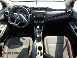 2020 Nissan Versa SR z VIN 3N1CN8FVXLL894440, wystawiony jako Copart lot #52259665 z przebiegiem 80 084 mil mil oraz Czysty tytuł • Clean title. Historia ofert i sprzedaży dostępna na DreamBid. Obrazek 8.