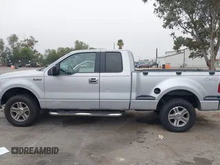2005 Ford F-150 XLT z VIN 1FTPX04595KC18420, wystawiony jako IAAI lot #41493863 z przebiegiem 181 395 mil mil oraz . Historia ofert i sprzedaży dostępna na DreamBid. Obrazek 14.