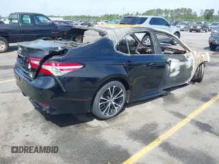2020 Toyota Camry SE z VIN 4T1G11AK6LU909869, wystawiony jako IAAI lot #42071954 z przebiegiem 61 631 mil mil oraz . Historia ofert i sprzedaży dostępna na DreamBid. Obrazek 4.