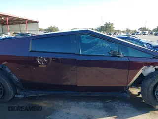 2024 Tesla Cybertruck z VIN 7G2CEHED3RA021703, wystawiony jako IAAI lot #41392666 z przebiegiem 7 244 mil mil oraz . Historia ofert i sprzedaży dostępna na DreamBid. Obrazek 13.