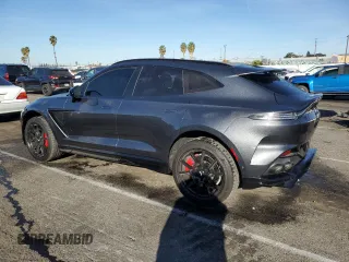 2023 Aston Martin DBX 707 z VIN SD7VUJBW6PTV07155, wystawiony jako Copart lot #85346734 z przebiegiem 6819 mil mil oraz Szkody całkowita. Historia ofert i sprzedaży dostępna na DreamBid. Obrazek 2.