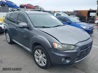 2011 Mitsubishi Outlander SE with VIN JA4AS3AW2BU040220, listed as a IAAI auction lot 41728765 with 192,187 mi miles. Bid and sale history available at carsss.com. Image 1.