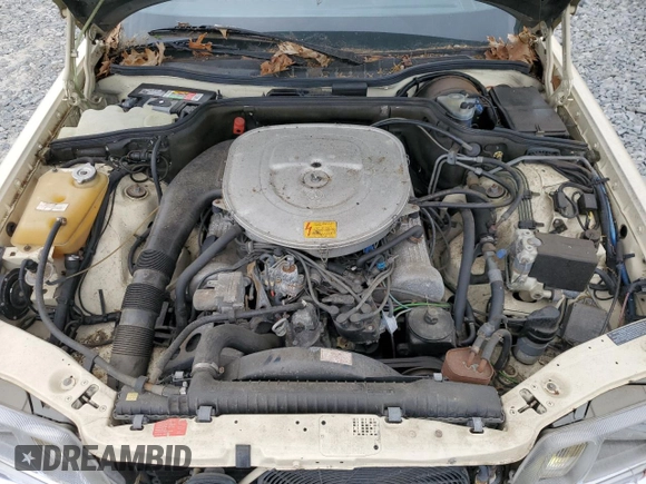 1985 Mercedes-Benz 380 z VIN WDBCA32CXFA177708, wystawiony jako Copart lot #57909505 z przebiegiem 128 446 mil mil oraz Tytuł czysty. Historia ofert i sprzedaży dostępna na DreamBid. Obrazek 11.