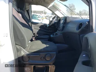 2016 Mercedes-Benz Metris Cargo z VIN WD3PG2EA1G3100067, wystawiony jako IAAI lot #41637257 z przebiegiem 571 601 mil mil oraz . Historia ofert i sprzedaży dostępna na DreamBid. Obrazek 5.